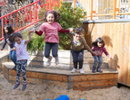 Kinder hüpfen gemeinsam von einer kleinen Mauer 
˜ Bildnachweis: © eventfive GmbH